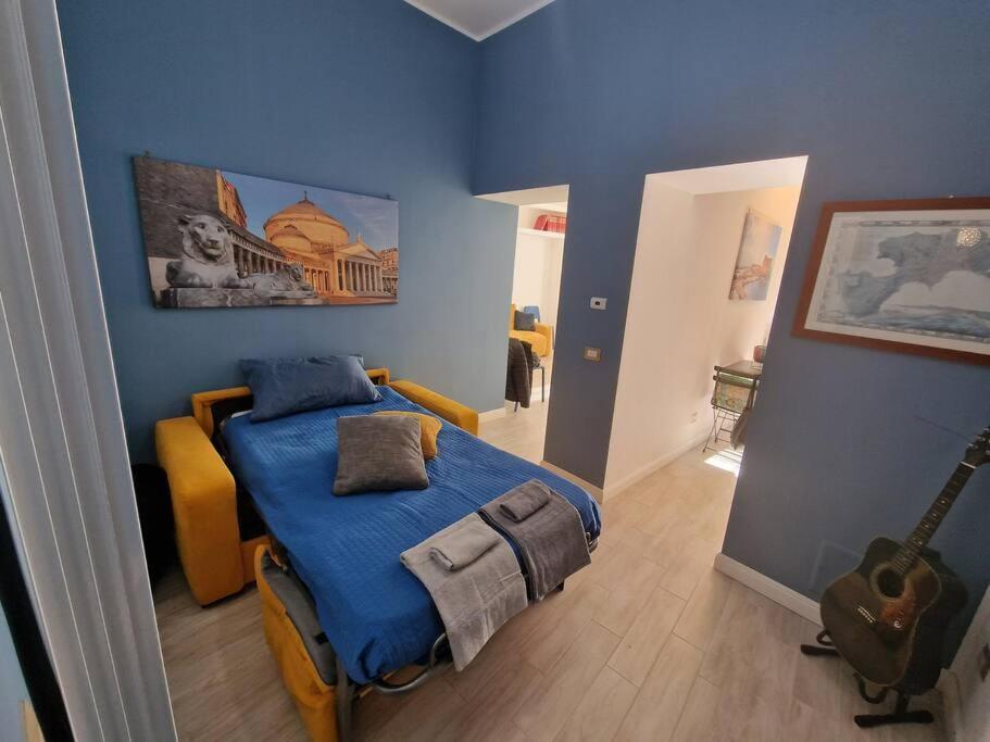 Pastel Blue House X 5 People In Corso Above Metro Montesanto * Napoli